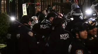 Columbia Üniversitesinde Filistin'e Destek Gösterisinde Kadın Gözaltına Alındı