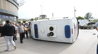 İskenderun'da Ambulansla Hafif Ticari Araç Çarpıştı