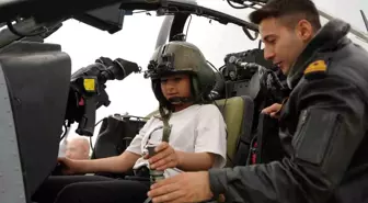 Kocaeli'de Minik Öğrenciler Helikopterle Gösteri Uçuşu Yaptı