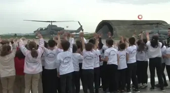 Pilot koltuğuna geçen minikler, çocuk bayramında hayallerini gerçekleştirdi