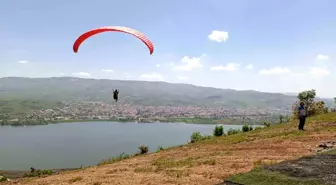 Adıyaman'da 23 Nisan kutlamalarında yamaç paraşütü etkinliği düzenlendi