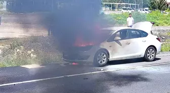 Şanlıurfa'da seyir halindeki otomobil alev aldı