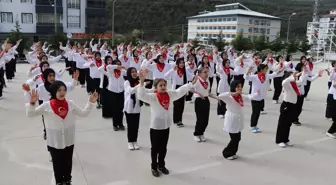 Amasya'da Ortaokul Öğrencileri İşaret Diliyle Şarkı Söyledi