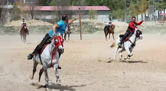 Bayburt'ta Turizm Haftası kapsamında atlı cirit gösterisi düzenlendi