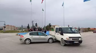 Burdur'da Kırmızı Işık İhlali Yapan Kamyonetle Otomobil Çarpıştı