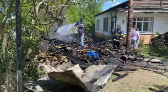 Düzce'de odunlukta çıkan yangın söndürüldü