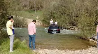 Giresun'da dere sürüklenen araçta mahsur kalan 5 kişi kurtarıldı