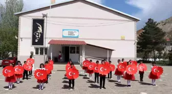 Oltu 25 Mart İlkokulu Öğrencileri 23 Nisan Programını Sahneledi