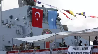 Türkiye'ye ait askeri gemi Somali'ye geldi