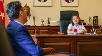 Vali Şefik Aygöl, 23 Nisan'da makamını öğrenciye devretti