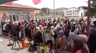 120 öğrenci 32 ülkenin kostümleriyle defile yaptı