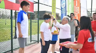 Kayseri Büyükşehir Belediye Başkanı, 23 Nisan Tenis Turnuvası'nda dereceye giren çocuklara madalya verdi