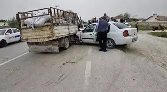 Aksaray'da otomobil ile kamyonet çarpıştı: 3 yaralı