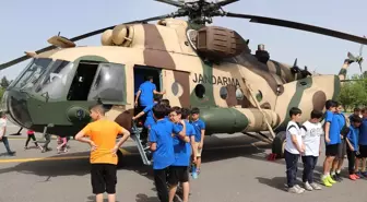 Batman'da öğrenciler İl Jandarma Komutanlığında stantları gezdi ve helikoptere bindi