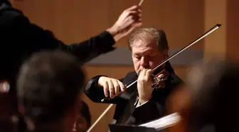 Cihat Aşkın, Edirne'de Balkan Keman Festivali'nde konser verdi