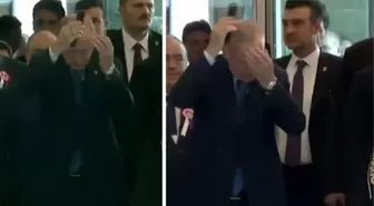 Cumhurbaşkanı Erdoğan, AYM törenine giderken saçlarını taradı