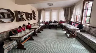 Çorum'un Ortaköy Kaymakamı öğrencilerle kitap okudu