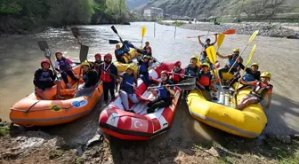 Çatak Çayı'nda rafting sporcuları eğitim alıyor