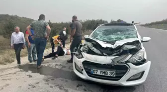 Eskişehir'de Tırın Dorsesine Çarpan Otomobil Sürücüsü Yaralandı