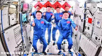 Çin'in Shenzhou-18 Uzay Aracı Mürettebat Değişimi Yaptı