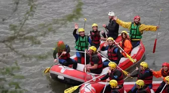 Düzce Valisi ve Protokol Üyeleri Melen Çayı'nda Rafting Yaptı