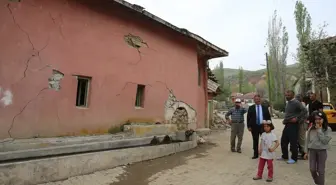 Tokat'ta depremler sonrası kullanılmayan tarihi caminin girişi ortaya çıktı