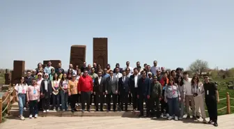 Ahlat'ta düzenlenen anma programında öğrenci ve akademisyenler tarihi mekanları gezdi