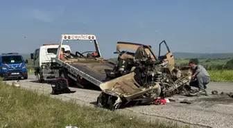 Balıkesir'de otomobilin tırla çarpışması sonucu 3 kişi hayatını kaybetti