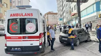 Erzurum'da servis minibüsü ile otomobilin çarpışması sonucu 6 kişi yaralandı