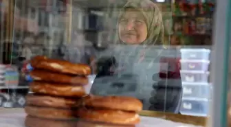 Konya'da Simitçi Teyze: 17 Yıldır Simit Satarak Geçim Sağlıyor