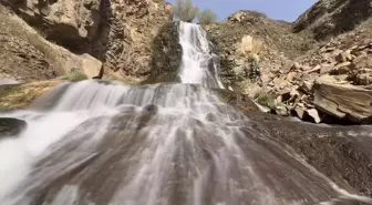 Kars'taki Susuz Şelalesi Karların Erimesiyle Coşkulu Akıyor