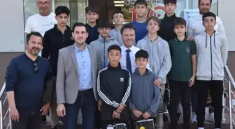 Çanakkale'de düzenlenen futsal turnuvasının şampiyonu 100. Yıl Barış Ortaokulu öğrencileri Gelibolu Belediye Başkanı'nı ziyaret etti