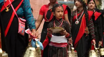 Nepal'de düzenlenen Lava Jatra Festivali kutlamaları