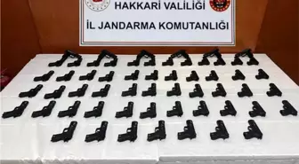 Hakkari'de minibüste 58 tabanca ele geçirildi