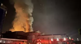 İzmir Kemeraltı'ndaki İş Merkezinde Yangın Kontrol Altına Alındı