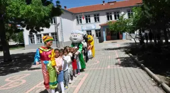 Yavuz Selim Mesleki ve Teknik Anadolu Lisesi Öğrencileri Köy Okullarında Minik Öğrencilere Hediyeler Verdi