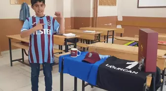 Trabzonspor Kulübü, çocuk taraftarı sevindirdi