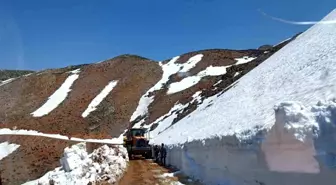 Siirt'te kaya parçaları yolu kapattı, ekipler çalışma sonucu açtı