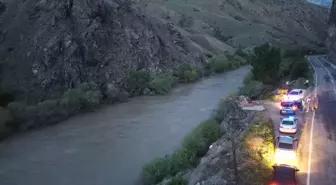 Erzincan'da araç Karasu Nehri'ne devrildi, sürücü yüzerek kurtuldu