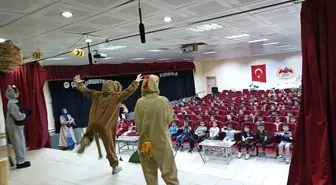 Çiçekdağı Mesleki ve Teknik Anadolu Lisesi öğrencileri deprem konulu tiyatro oyunu sergiledi