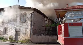 Burdur'da Depo Yangınında Evlere Hasar