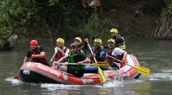 Düzce Belediyesi 1 Mayıs'ta belediye çalışanlarına rafting etkinliği düzenledi