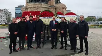 MESAM Heyeti Taksim Cumhuriyet Anıtı'na çelenk bıraktı