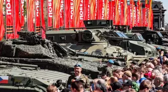 Rusya, Ukrayna'dan ele geçirdiği Batı menşeili silahları sergiliyor