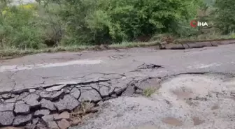 Yağmur suyu taşkını asfaltı çökertti