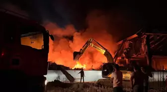 Adana'da motosiklet üretim tesisinde çıkan yangın söndürülüyor