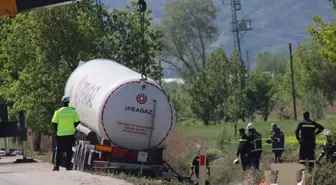 Burdur'da devrilen LNG yüklü tanker yoldan kaldırılıyor