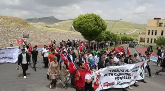 MAÜ Öğrencileri İsrail'in Gazze'deki saldırılarını protesto etmek için yürüyüş düzenledi