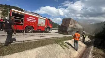 Tokat'ın Niksar ilçesinde seyir halindeyken alev alan tır söndürüldü