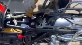 Isparta'da Motosikletin Motoruna Giren Yılan Çıkarıldı